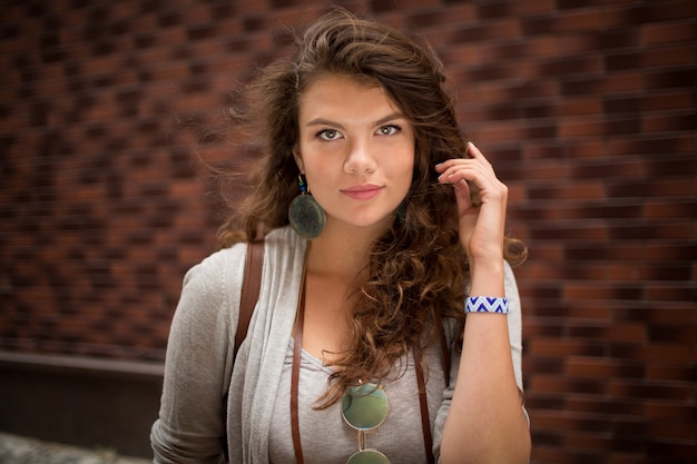 Feche acima do retrato da jovem senhora bonita com olhos marrons.