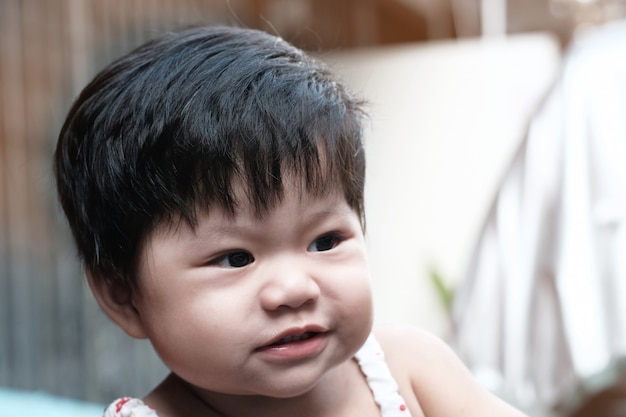 Feche acima do retrato de um bebê asiático bonito.