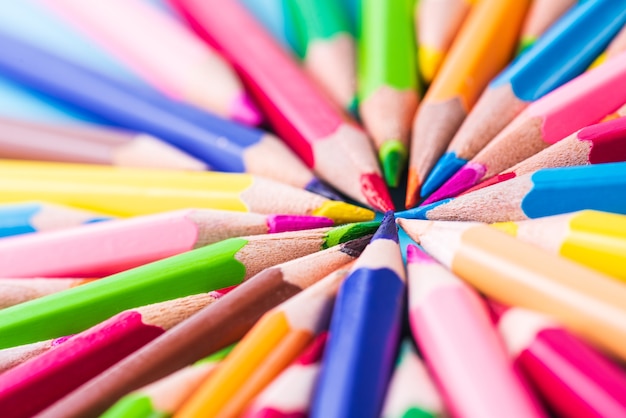Feche acima do tiro macro de pontas do lápis da pilha do lápis da cor no fundo branco.