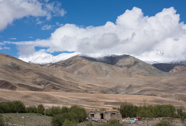 Feche acima do topo das montanhas, himalaia, jammu e caxemira, índia