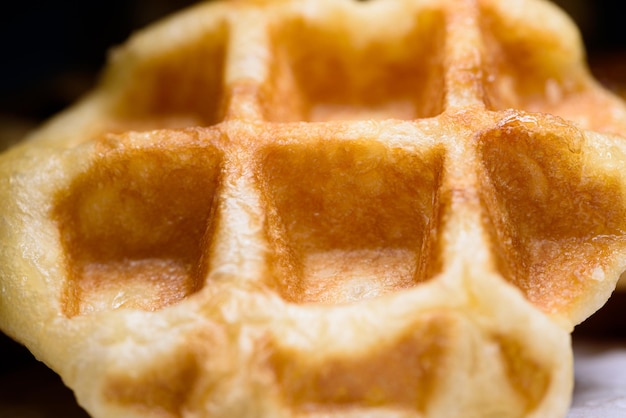 Foto feche acima dos waffles frescos deliciosos doces