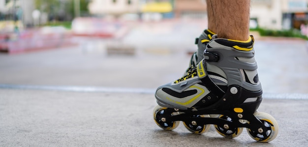 Feche alguns rolos amarelos com velcro em uma foto panorâmica de pista de patinação urbana