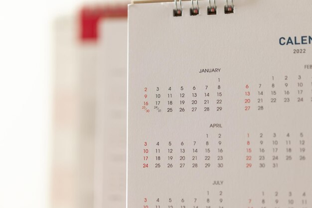 Feche as datas da página do calendário e o conceito de reunião de compromisso de planejamento de negócios de plano de fundo do mês