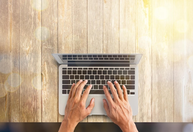 Feche as mãos digitando em um teclado