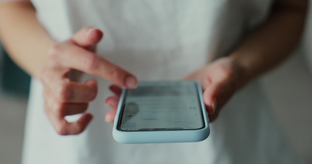 Feche as mãos jovem usando smartphone Comunicação tecnologia de internet toque Mídias sociais Assistindo mídias sociais