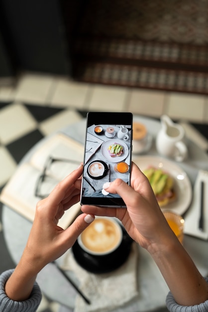 Foto feche as mãos segurando o telefone