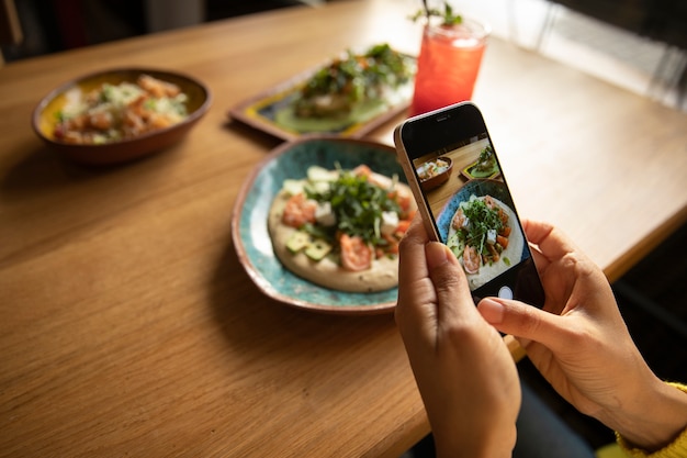 Foto feche as mãos segurando um smartphone