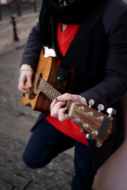 Foto feche as mãos tocando violão