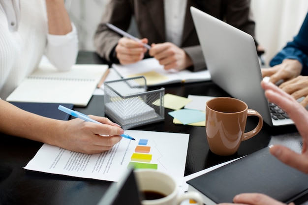 Foto feche as pessoas discutindo negócios no escritório