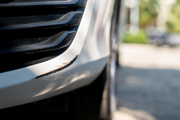 Feche até arranhado no carrinho de bate-bate branco do lado esquerdo que acidentalmente bate