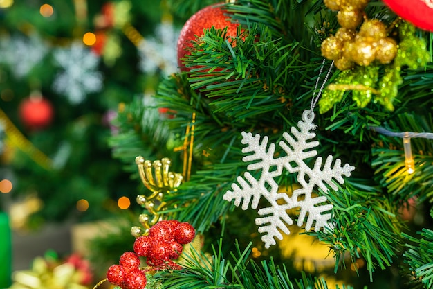 Feche de bolas coloridas na árvore de Natal verde, decoração durante o Natal e ano novo.