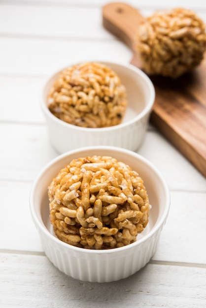 Feche de bolas de arroz tufado de caramelo ou murmura laddu ou ladoo, dieta indiana saudável. foco seletivo