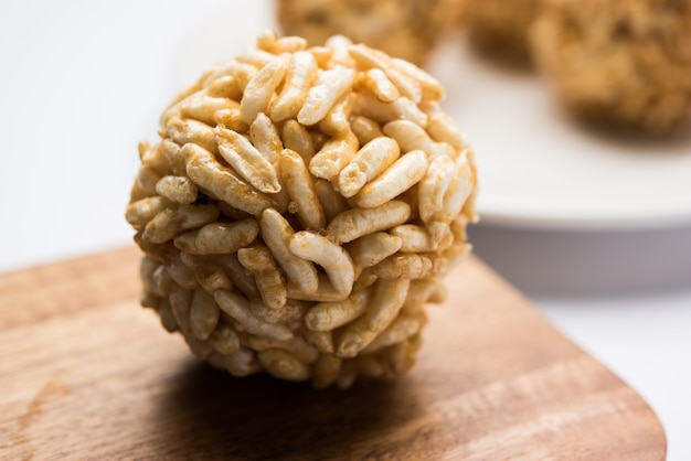 Feche de bolas de arroz tufado de caramelo ou murmura laddu ou ladoo, dieta indiana saudável. foco seletivo