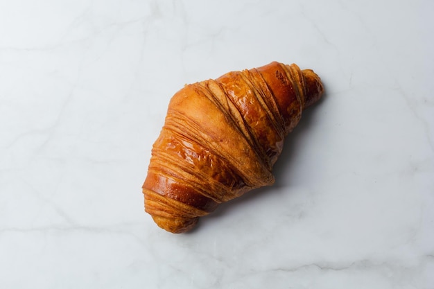 Feche de croissants isolados sobre fundo de mármore.