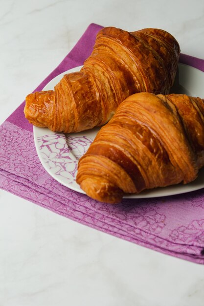 Feche de croissants isolados sobre fundo de mármore.