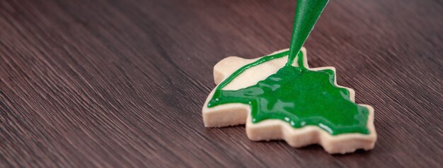 Feche de desenho biscoito de açúcar de árvore de Natal de gengibre.