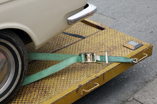 Feche de espera do carro com correia do cabo do caminhão de reboque. Conceito de problema do automóvel do veículo.