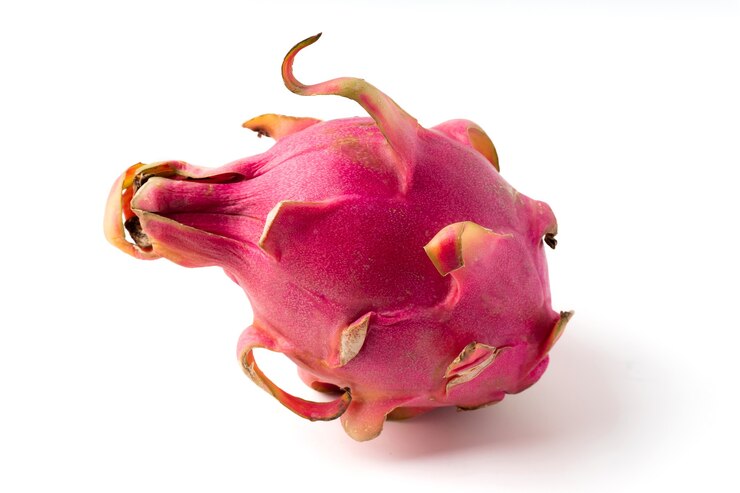 Foto feche de fruta do dragão isolada em um fundo branco.
