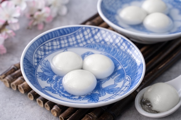 Feche de grande tangyuan yuanxiao para comida do festival do solstício de inverno em fundo de mesa cinza.