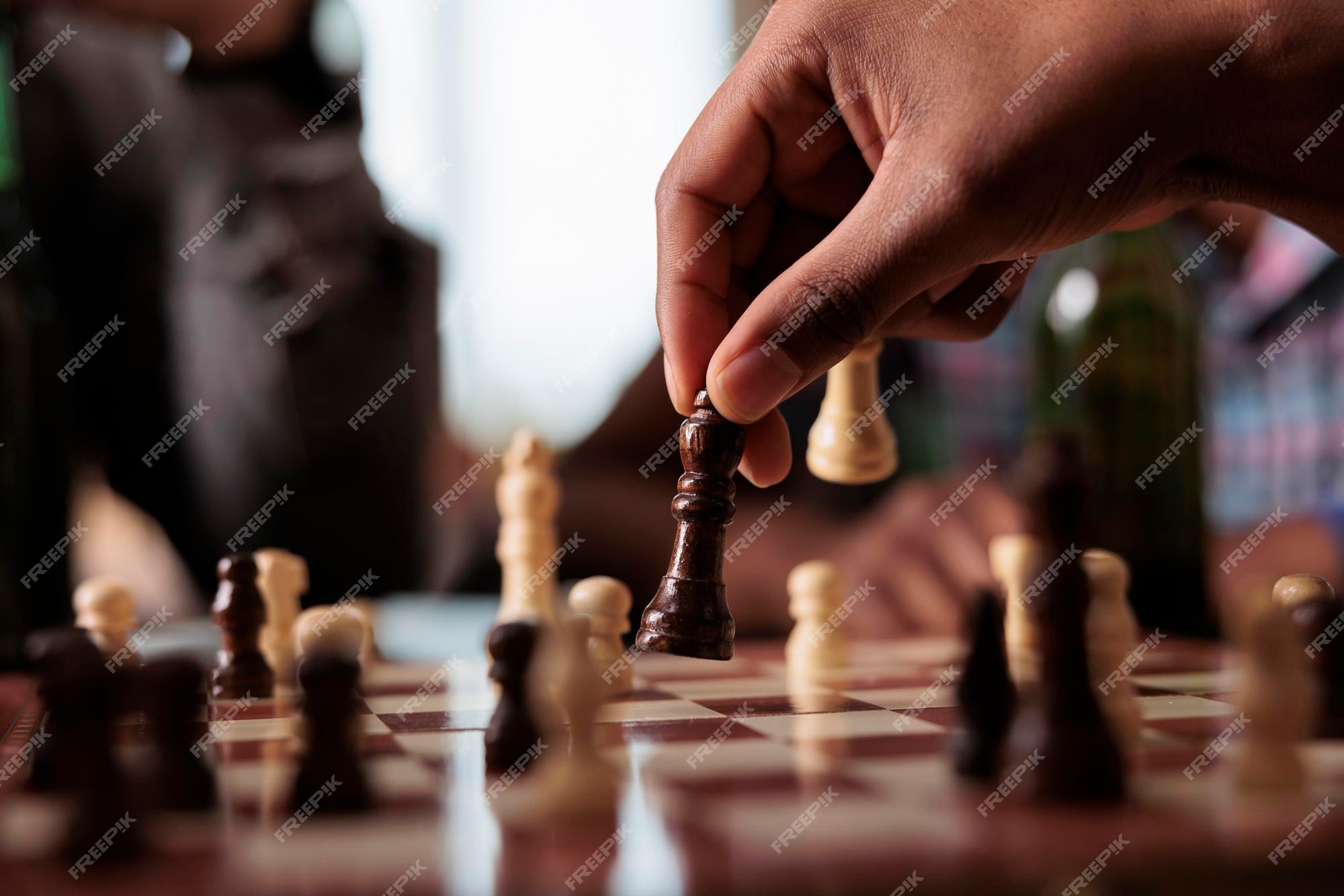 Xadrez de mãos e amigos em jogos de tabuleiro na mesa de