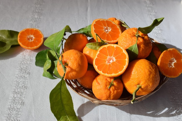 Feche de tangerinas frescas e saborosas com folhas.