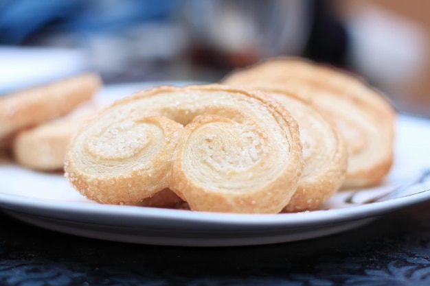 Feche deliciosos biscoitos caseiros em um prato branco