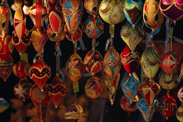 Feche detalhes dos mercados de natal. Decorações para árvores de Natal. Viena, Áustria