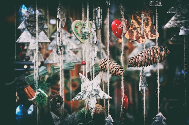 Feche detalhes dos mercados de natal. Decorações para árvores de Natal. Viena, Áustria