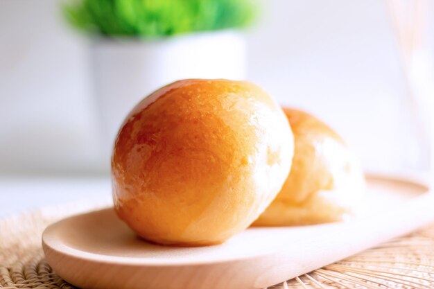 Feche dois pães de manteiga na placa de madeira