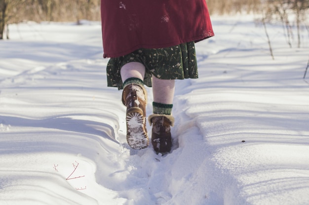 Feche jogando a foto do conceito de neve