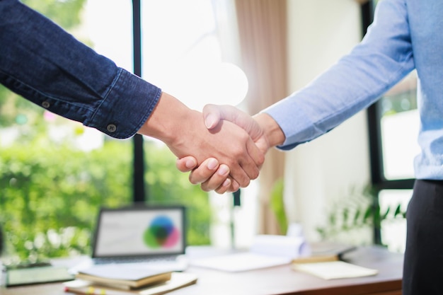 Feche o aperto de mão de empresários em reuniões Conceito de relacionamento corporativo de parceiros