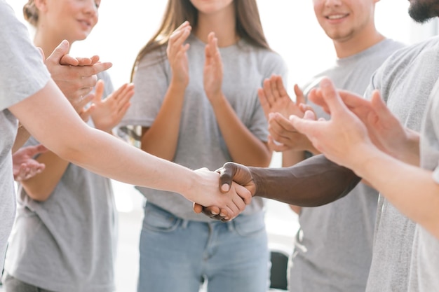 Feche o aperto de mão dos participantes do seminário internacional