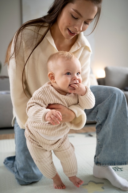 Foto feche o bebê engatinhando e aprendendo a andar