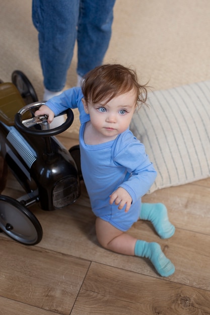 Foto feche o bebê fofo brincando com brinquedo