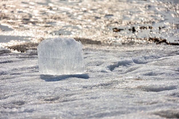 Foto feche o bloco de gelo na neve