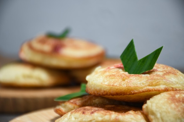 Feche o bolo Kue Khamir ou Khamir na placa de madeira. O bolo Khamir é um petisco tradicional indonésio