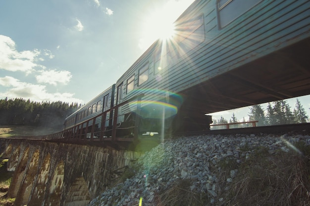 Foto feche o brilho do sol acima da foto do conceito de vagão de trem