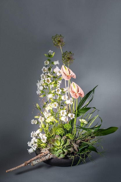 Feche o buquê de flores isolado em um fundo cinza Buquê delicado em cores pastel Flores de verão