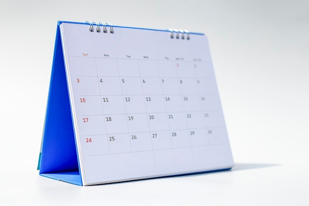 Feche o calendário na mesa marrom ao planejar ideias