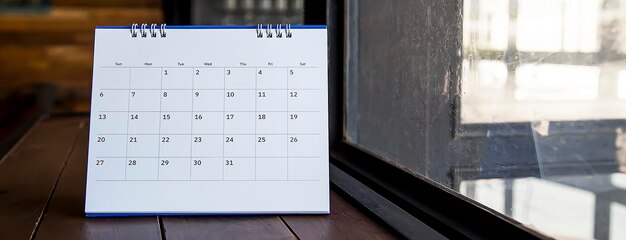 Feche o calendário na mesa marrom no planejamento de ideias.