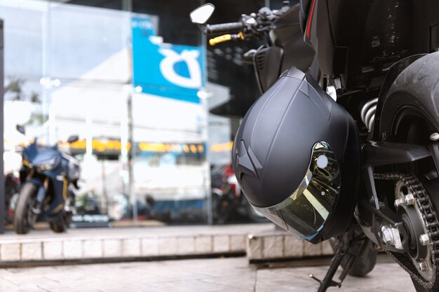 Feche o capacete na motocicleta