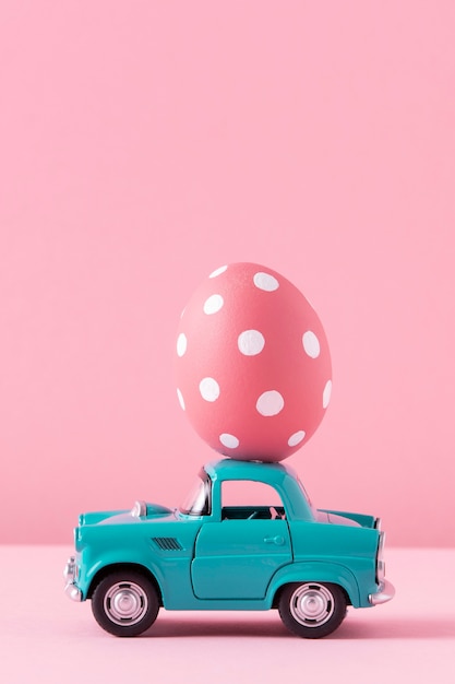 Foto feche o carro de brinquedo com ovos de páscoa