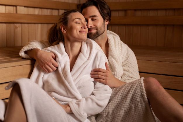 Foto feche o casal relaxando na sauna