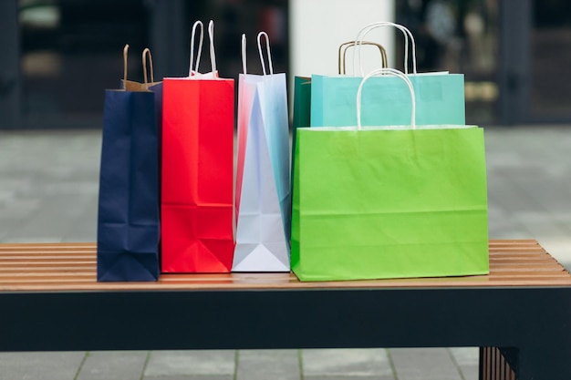 Feche o conceito de compras de sacolas de papel colorido no shopping