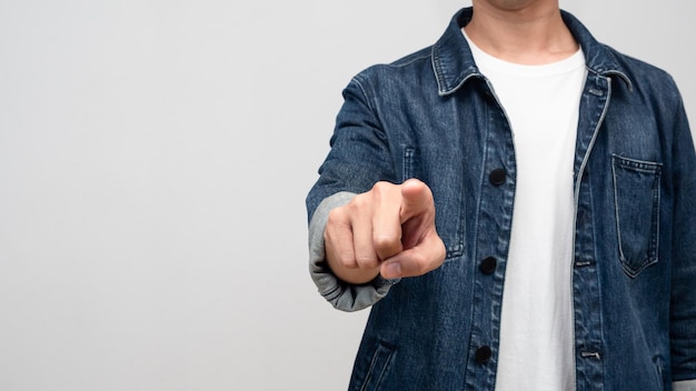 Feche o dedo da camisa jeans do homem para você isolado