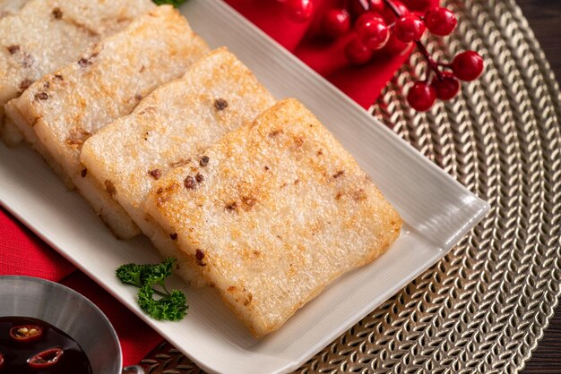 Feche o delicioso bolo de rabanete chinês para a culinária de celebração do ano novo lunar.