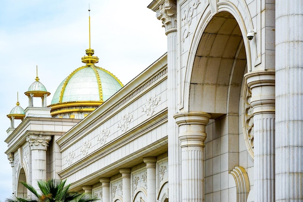 Feche o edifício ao estilo de Roma e Grécia, mas este edifício é Laos