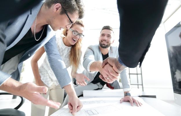 Feche o empreiteiro e o arquiteto apertando as mãos um do outro o conceito de cooperação bem-sucedida