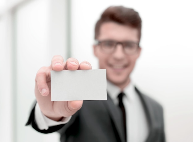 Foto feche o empresário bem sucedido mostrando seu cartão de visita