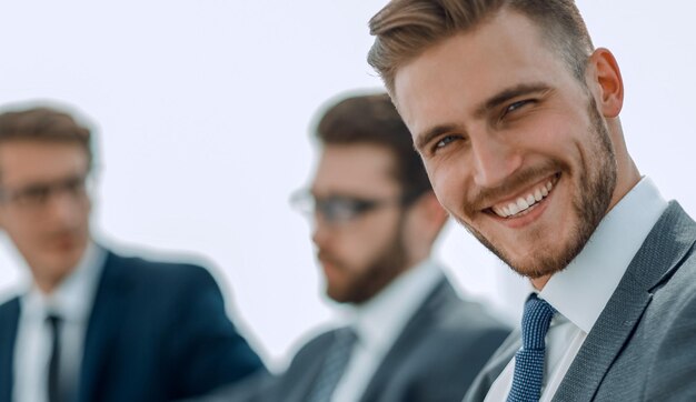 Foto feche o empresário bem sucedido sentado na recepção do escritório